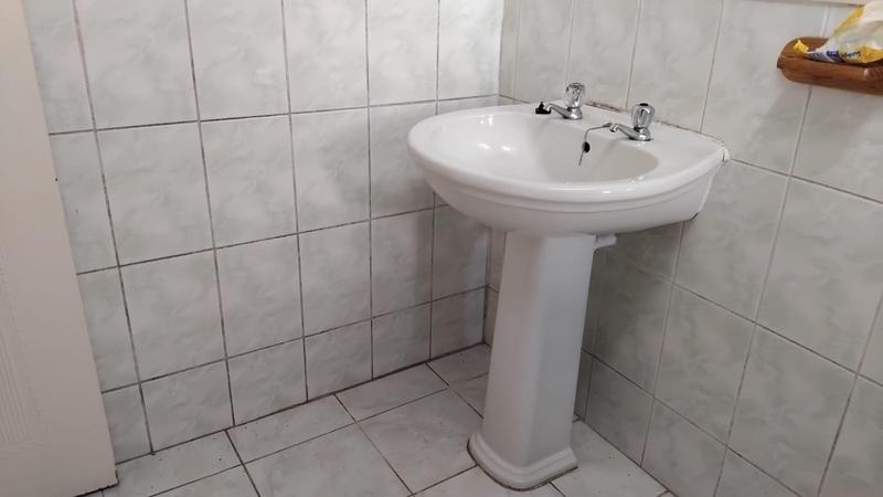 To Let 4 Bedroom Property for Rent in Southernwood Eastern Cape